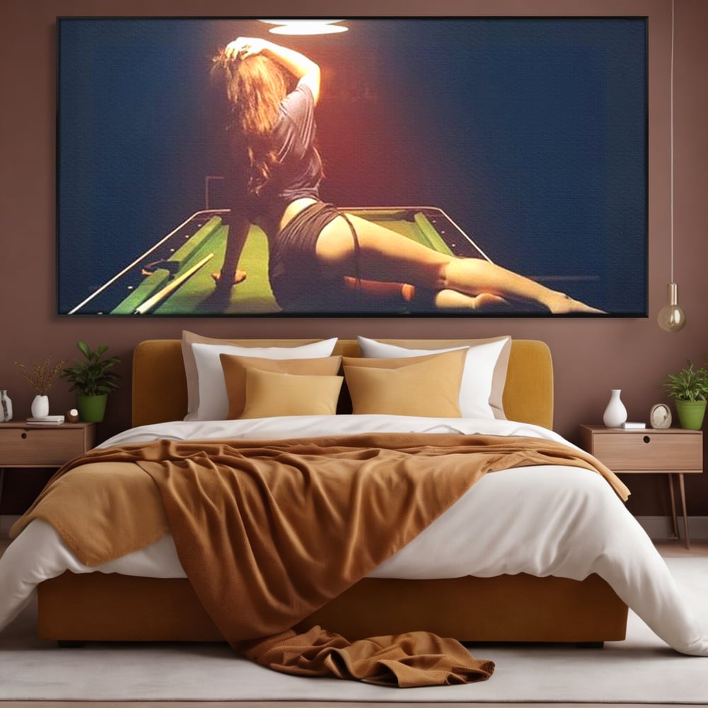Tablou canvas cu tablou canvas cu silueta feminina pe masa de biliard, in rama de aluminiu negru, pe perete intr-un dormitor